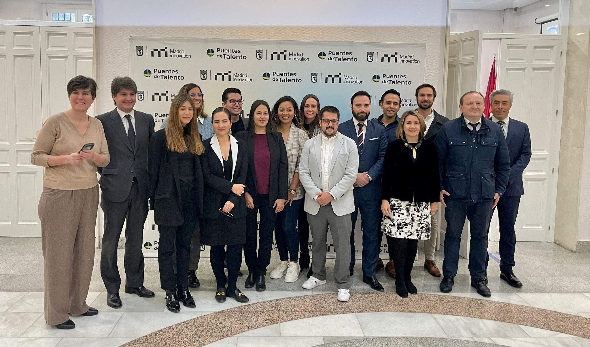 Foto-familia-participantes-programa-PuentesdeTalento-y-representantes-AyuntamientodeMadrid-Concejal-innovaciónyemprendimiento-Angel-Niño-y-representantes-del-BID-en-InternationalLabMadrid