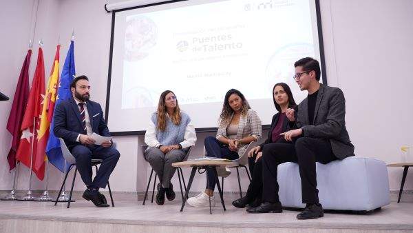 Mesa-redonda-participantes-PuentesdeTalento-y-concejal-innovación-emprendimiento-Angel-Niño