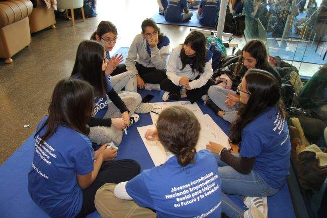 Estudiantes_diseñanado_proyecto_en_Ford_impulsando_suenos
