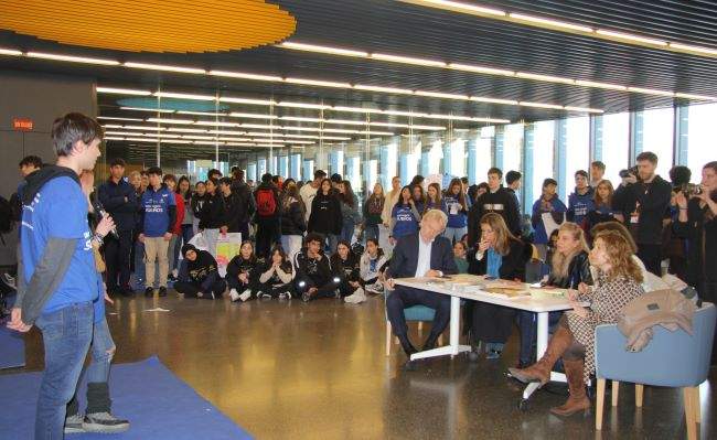 Jóvenes_preparando_proyectos_en_Ford_impulsando_suenos