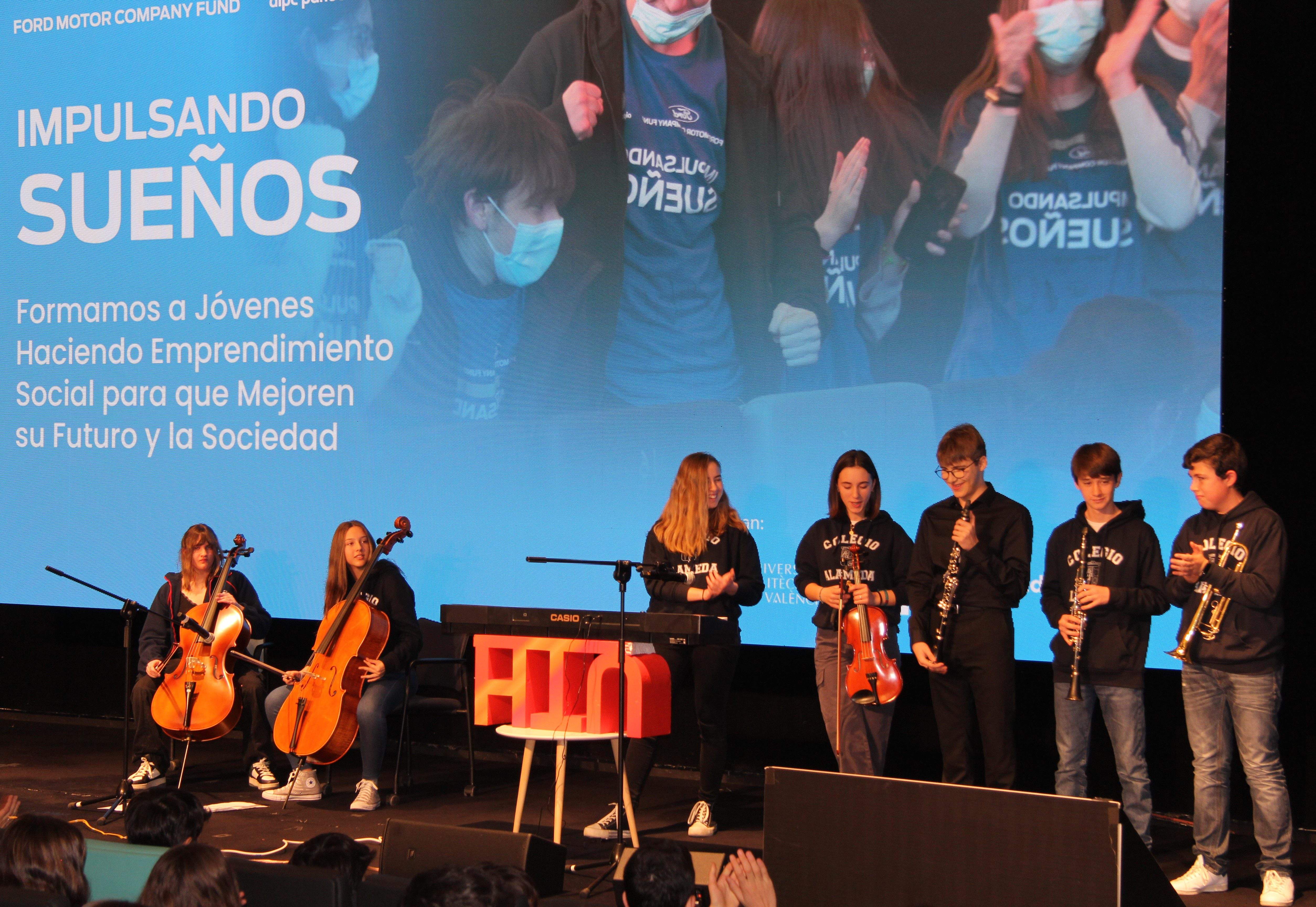 Estudiantes_escenario_en_evento_Ford_impulsando_suenos_hackathon