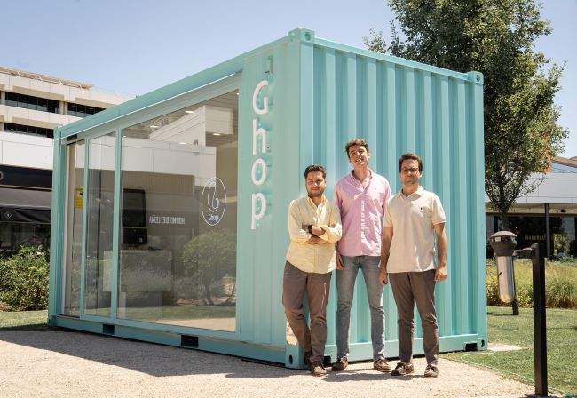 Ghop_fundadores_ante_tienda_inteligente