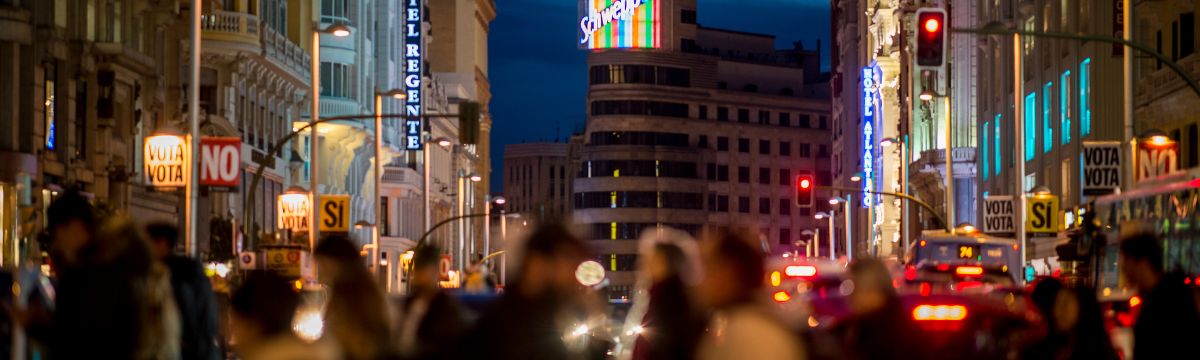Gran Vía noche gente ciudad innovadora