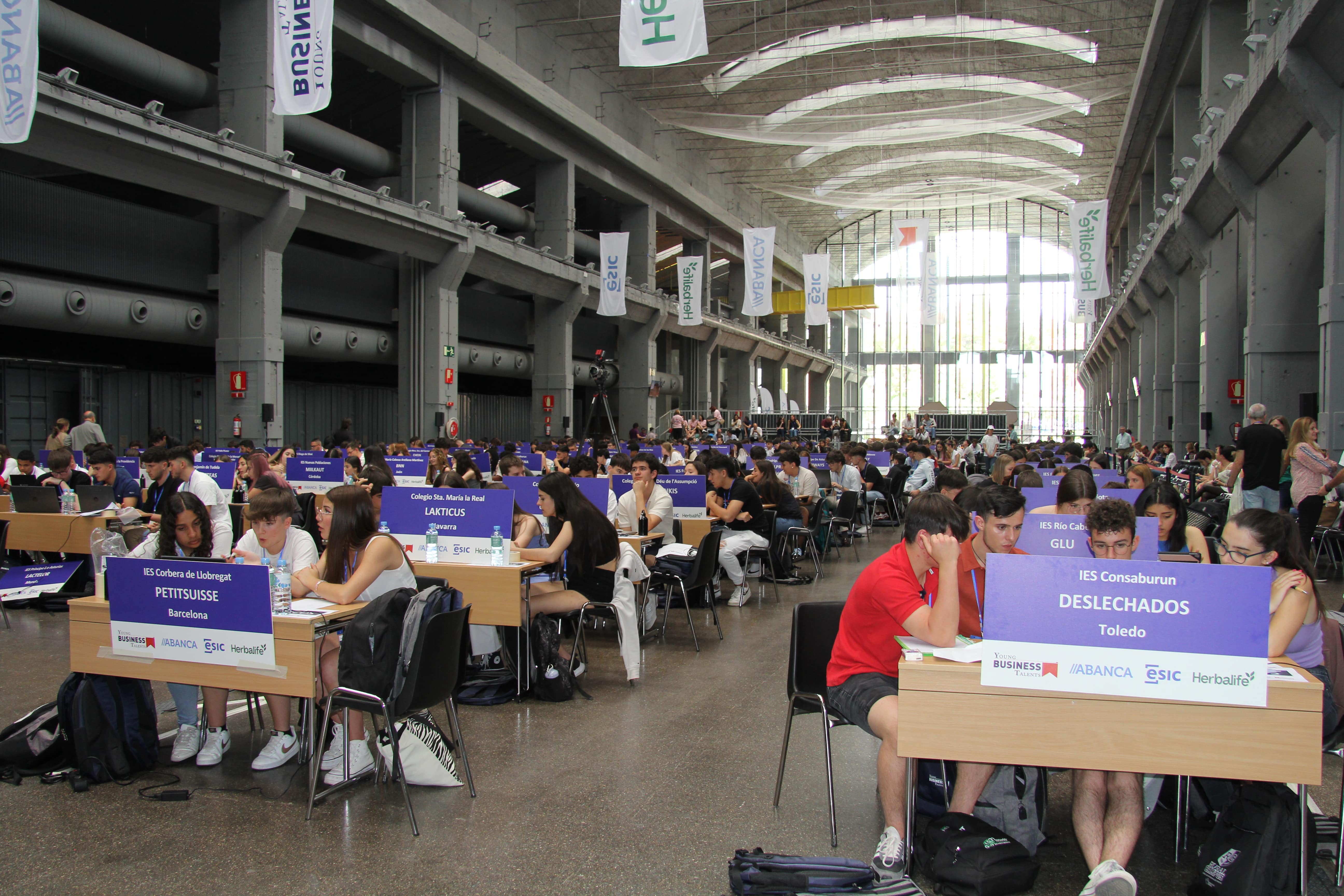 Young Business Talent estudiantes compitiendo
