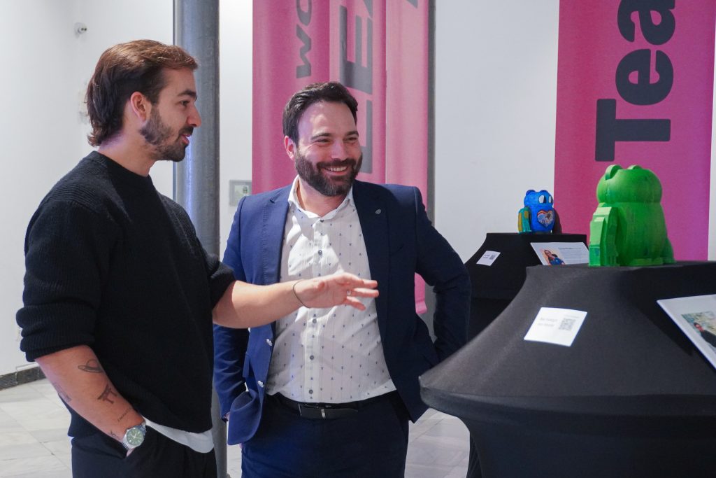 Concejal de Innovación del Ayuntamiento de Madrid, Ángel Niño, junto a Guillermo creador de 3D