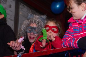 Niños con la prótesis lanza-caramelos diseñadas por Ayúdame 3D en la cabalgata de ciudad lineal 