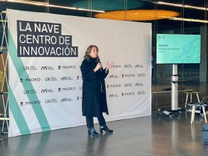 Estefania Morales, subdirectora de innovación, en la bienvenida del VII Programa de Aceleración