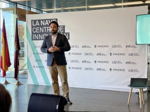 Concejal de Innovación del Ayuntamiento de Madrid, Ángel Niño, clausurando el VII Programa de Aceleración