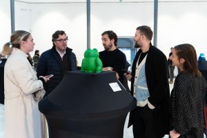 grupo de personas reunidas en la exposición vien un Helpi