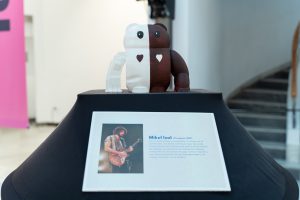 Helpi blanco y marrón en la exposición solidaria 