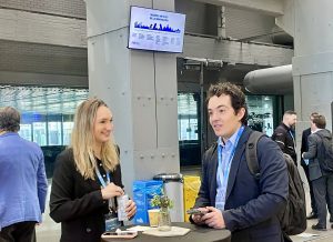 Networking dos personas hablando sobre drones