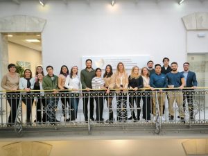 Participantes cuarta edición del programa Puentes de Talento junto a autoridades Ayuntamiento de Madrid
