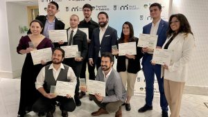 Participantes de la segunda edición del programa Puentes de Talento junto al concejal de innovación del Ayuntamiento de Madrid Ángel Niño posando con diplomas en la mano
