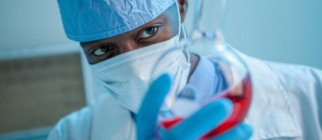 Doctor en una operación