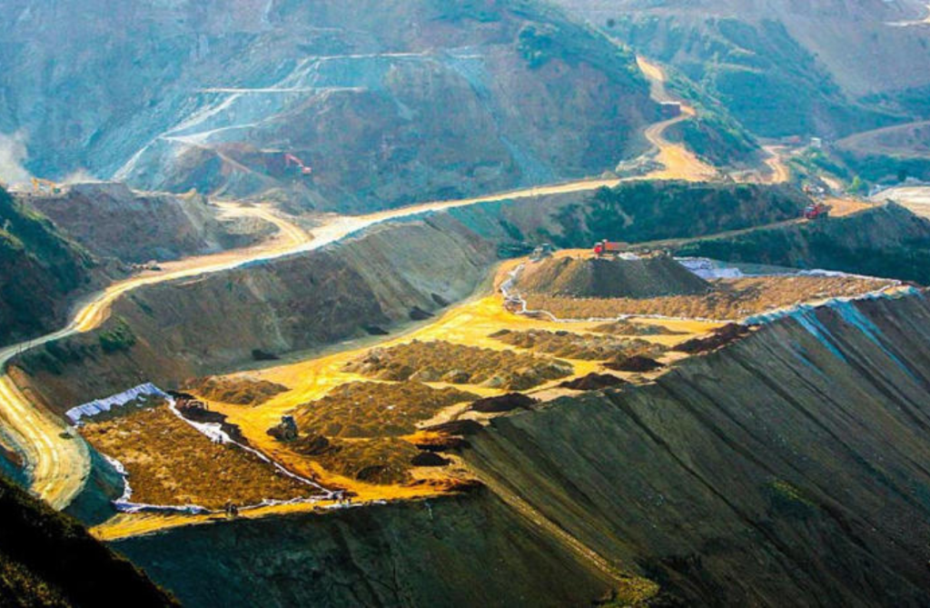 China tierras raras con gruas y montoncito de los materiales separados