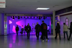 Asistentes del evento caminando 