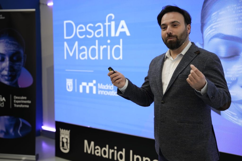 Ángel Niño presentando el programa DesafIA Madrid en el MIL