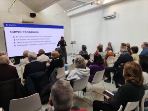 Personas de más de 60 años recibiendo una sesion del programa apptitude en el MIL