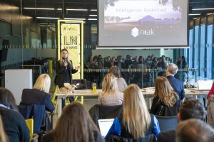 Salomé Urbina, fundadora y CEO de Niak pitcheando ante publico 