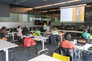 PErsonas en un aula de la nave