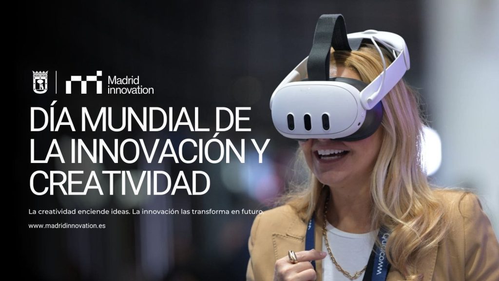 Mujer con gafas de realidad virtual celebrando el Día Mundial de la Creatividad y la Innovaciión