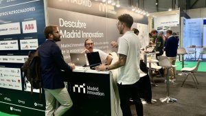 Jóvenes emprendedores en evento de Madrid Innovation