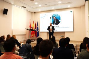 Ängel Niño, concejal Innovación y Emprendimiento Madrid en escenario del iLAB
