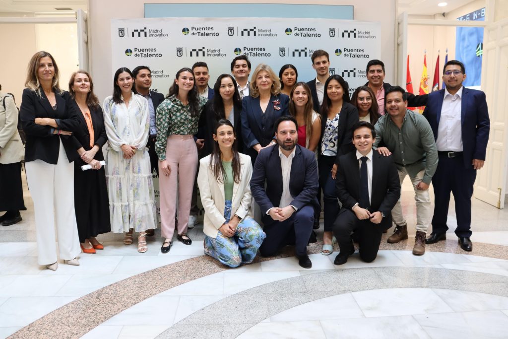 Foto familia Bienvenida V Ed Puentes de Talento