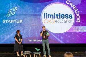 El CEO de la startup Limitless Education del ecosistema Madrid Innovation , con el premio al emprendedor 