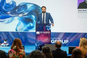 Ángel Niño, concejal Innovación y Emprendimiento de Madrid, inaugurando el Metaworld Congress 25 ante el público 