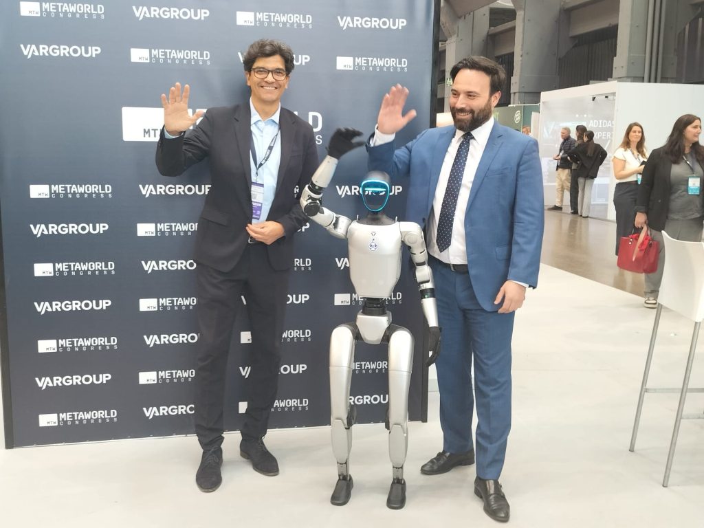 Angel Niño y Davo Ruiz saludan junto a un robot en el Metaworld Congress 25