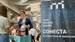 Personas_en_evento_y_cartel_de_MadridInnovation