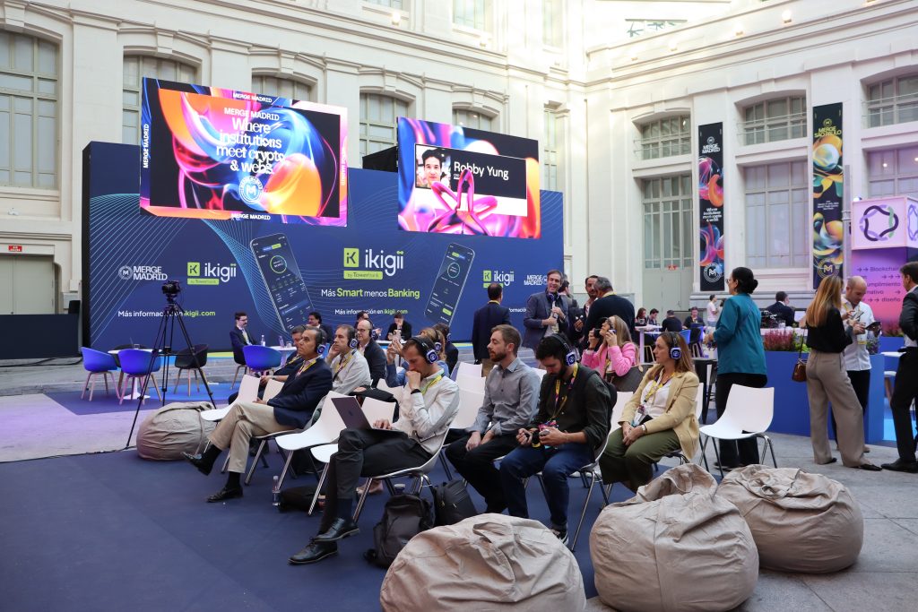 gente sentada en un pub