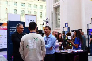 gente hablando en el merge