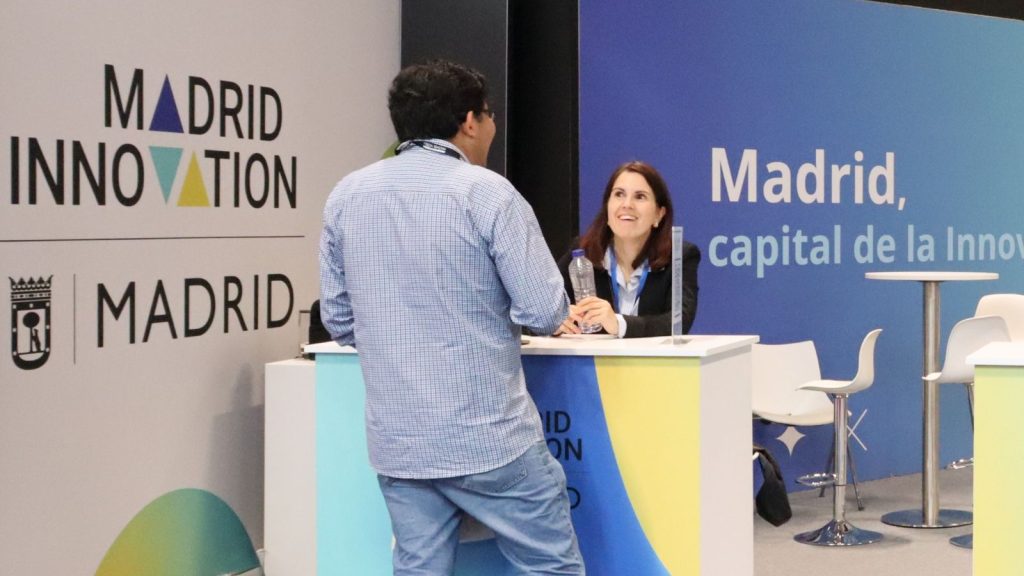 Personas conversando en un estand