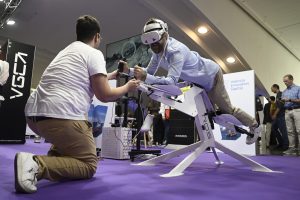 hombre con gafas de rv