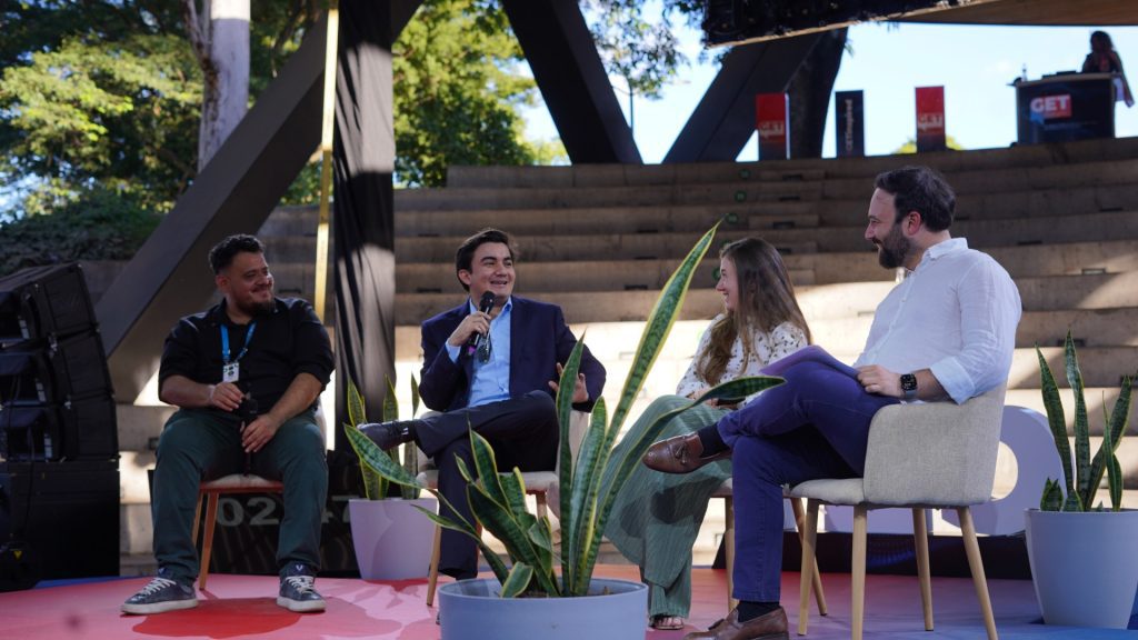 embajadores de puentes de talento sentados en charla