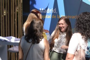 stand chicas hablando