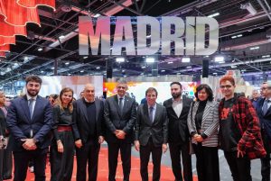 Almeida-y-Nino-con-Macri-en-FITUR-
