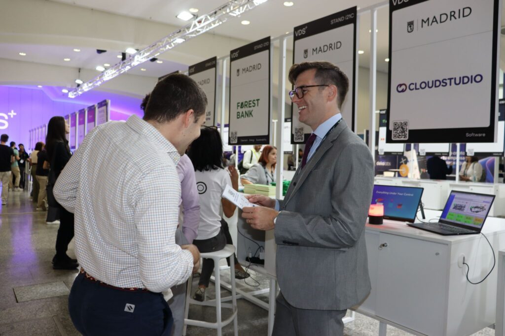 jóvenes en una feria