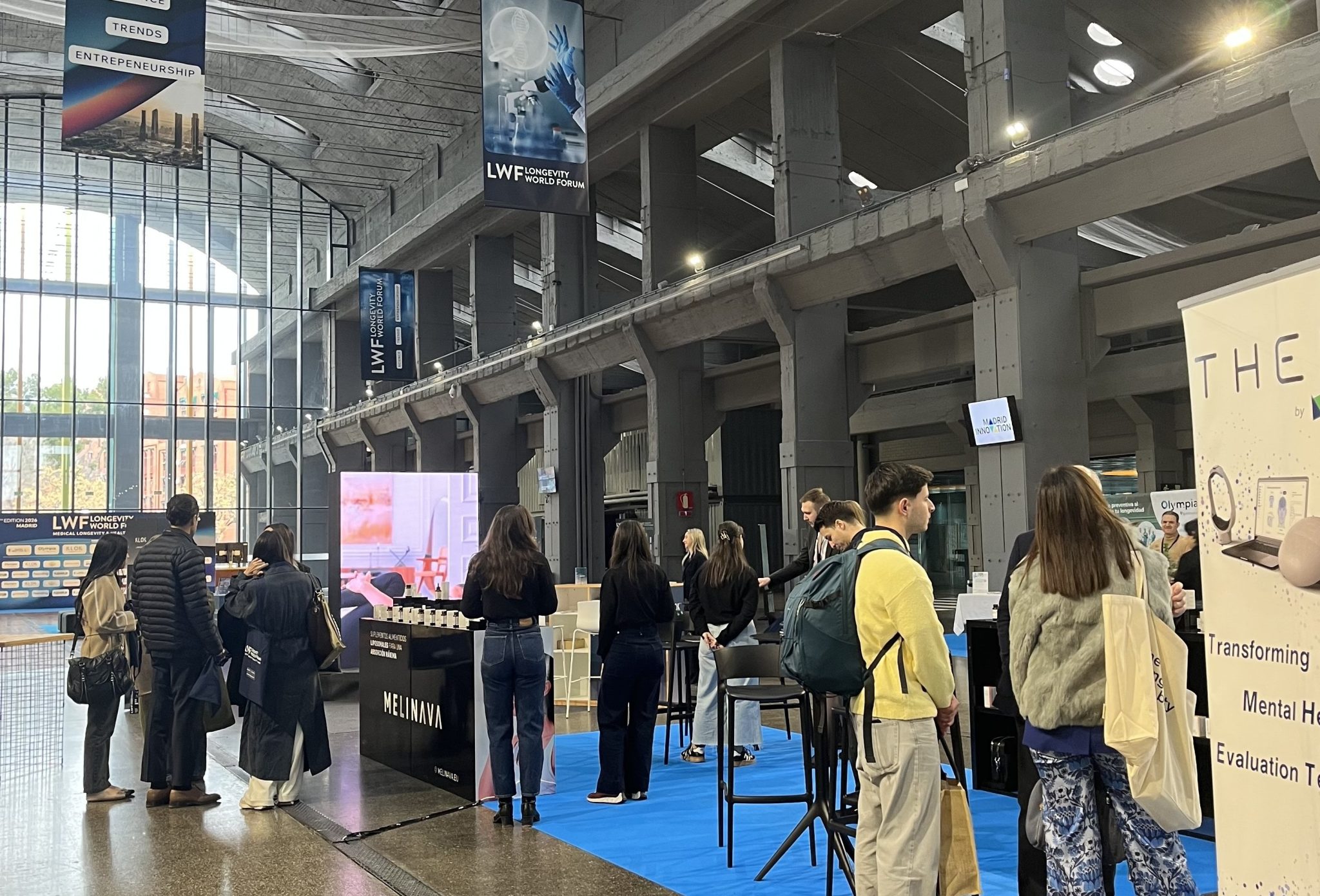 Personas_hablando_en_stand