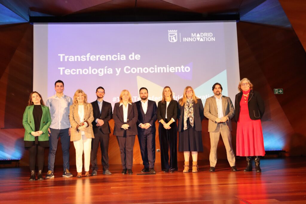 Foto familia con autoridades del Ayuntamiento de Madrid y los proyectos seleccionados para el evento Tech Transfer Madrid Innovation
