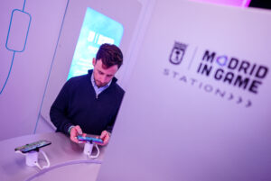 chico usando las maquinas del Discovery Center