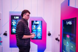 chico jugando en el Discovery Center