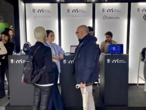 Personas hablando en el estand