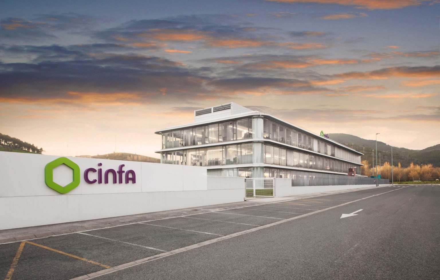 exterior-sede-cinfa-2020con-escultura-optimized-1536x978-1